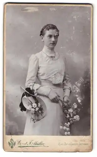 Fotografie Ernst J. Müller, Reichenberg, Bismarkplatz 16, sanfte junge Dame mit Blütenzweig und Sonnenhut