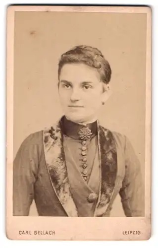 Fotografie Carl Bellach, Leipzig, Gellertstrasse 12, freundliche junge Dame mit Samtkragen