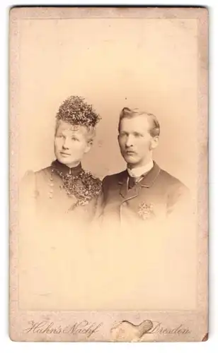 Fotografie G. Chr. Hahn, Dresden, Waisenhaus Strasse 34, junges Paar im feinen Zwirn