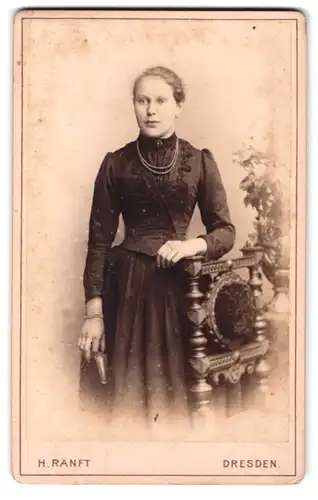 Fotografie H. Ranft, Dresden, Marien-Strasse 12, junge Frau in tailliertem Kleid