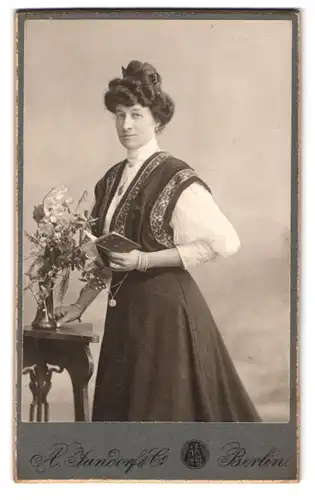 Fotografie A. Jandorf, Berlin, Spittelmarkt 16 /17, bürgerliche Frau mit toupiertem Haar und Buch