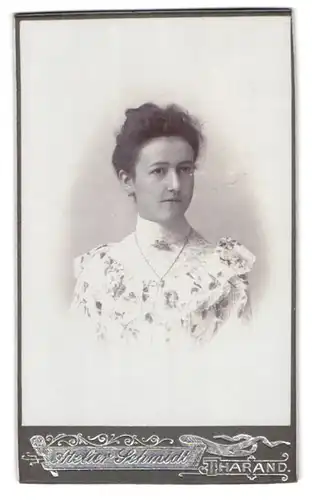 Fotografie Atelier Schmidt, Tharand, junge Frau im Kleid mit floralem Muster