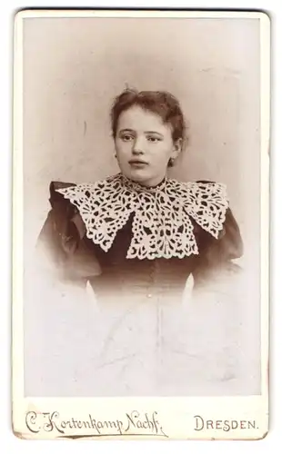 Fotografie C. Kortenkamp, Dresden, Annen-Strasse 10, junges Fräulein in Puffärmelkleid