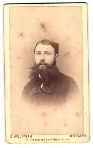 Fotografie E. Wolfram, Bremen, Fedelhören beim Bischofsthor 14, junger Mann mit Vollbart