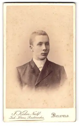 Fotografie F. Küken Nachf., Bielefeld, Portrait junger Mann im Anzug mit Fliege
