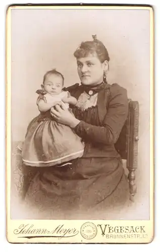 Fotografie Johann Meyer, Vegesack, Brunnenstrasse 12, Portrait bürgerliche Dame mit Baby auf dem Arm