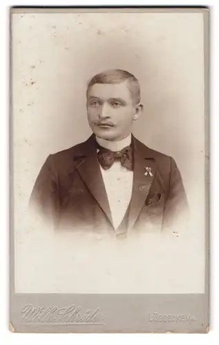 Fotografie Wilh. Schröder, Lübbecke i /W., Portrait eleganter Herr mit Oberlippenbart