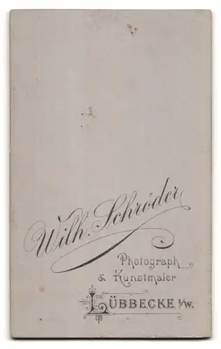 Fotografie Wilh. Schröder, Lübbecke i /W., Portrait eleganter Herr mit Oberlippenbart