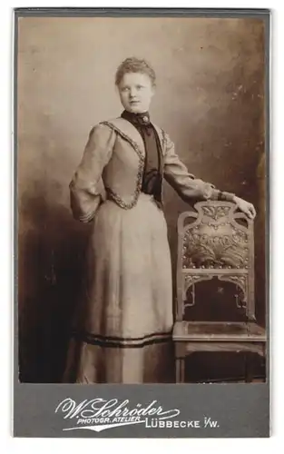 Fotografie W. Schröder, Lübbecke i /W., Portrait junge Dame in modischer Kleidung