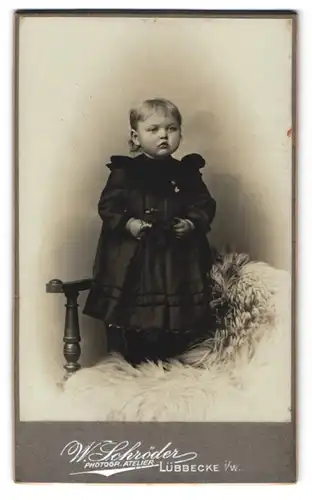 Fotografie W. Schröder, Lübbecke i /W., Portrait kleines Mädchen im modischen Kleid