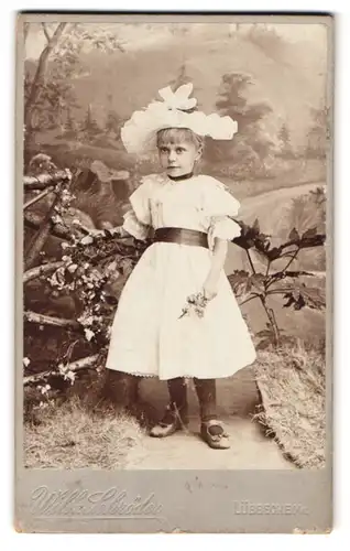 Fotografie Wilh. Schröder, Lübbecke i /W., Portrait kleines Mädchen im weissen Kleid