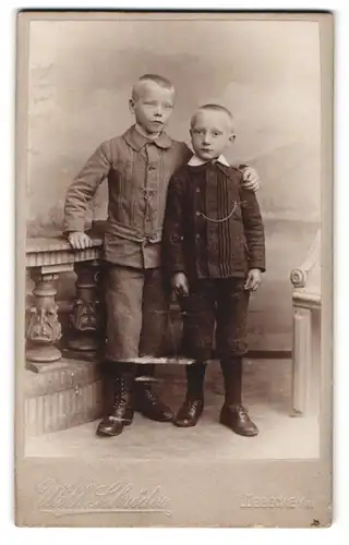 Fotografie Wilh. Schröder, Lübbecke i /W., Portrait zwei Jungen in modischer Kleidung