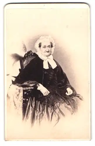 Fotografie Hanns Hanfstaengl, Dresden, Portrait älterere Dame in hübscher Kleidung mit Haube