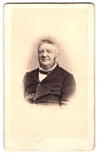 Fotografie Wilhelm Ernst, Hannover, Angerstrasse 18 a, Portrait älterer Herr im Anzug mit Backenbart