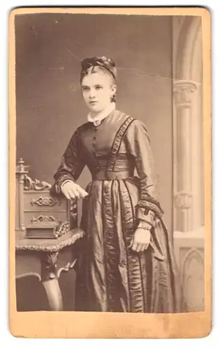 Fotografie Johanna Hancke, Rosswein, Brückenplatz, Portrait junge Dame im modischen Kleid