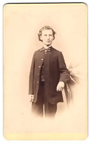 Fotografie Hermann Ehrlich, Plauen i /Voigtl., Bahnhofstrasse, Portrait junger Herr in modischer Kleidung