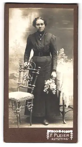 Fotografie F. Pleier, Kötzting, Portrait junge Dame im Kleid mit Blumen