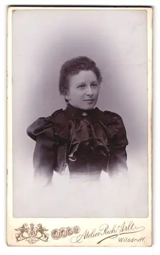 Fotografie Rich. Arlt, Wilsdruff, Zellaerstrasse 29, Portrait junge Dame mit zurückgebundenem Haar