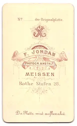 Fotografie F. Jordan, Meissen, Rote Stufen 28, Portrait charmanter Herr im Anzug mit Fliege