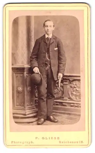 Fotografie P. Gliese, Reichenau i /S., Portrait junger Herr im Anzug mit Krawatte