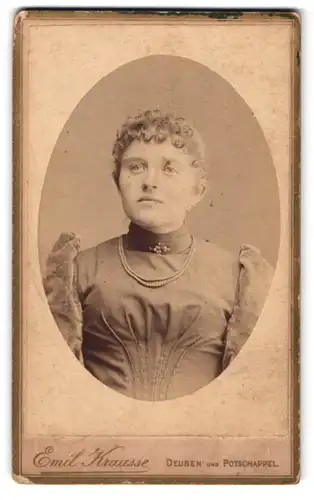Fotografie Emil Krausse, Deuben, Brustportrait junge Dame im Kleid mit Halskette