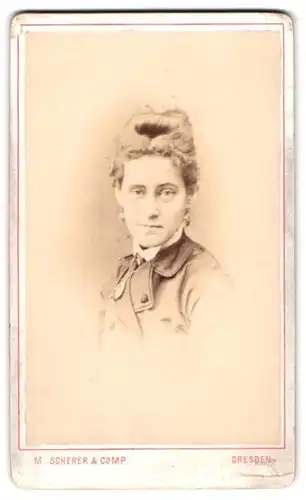 Fotografie M. Scherer & Comp., Dresden, Prager-Strasse 34, Portrait junge Dame mit Amulett