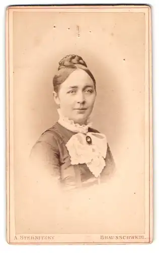 Fotografie A. Sternitzky, Braunschweig, Portrait junge Dame mit Hochsteckfrisur