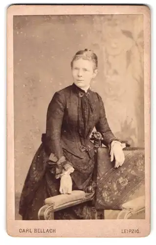 Fotografie Carl Bellach, Leipzig, Gellert-Strasse 12, Portrait junge Dame in hübscher Kleidung