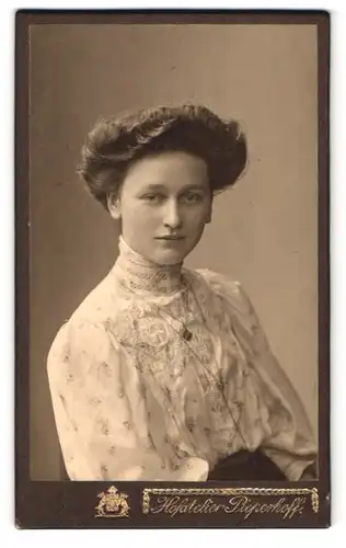 Fotografie Pieperhoff, Leipzig, Zeitzerstrasse 2, Portrait junge Dame mit moderner Frisur