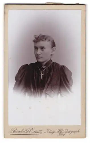 Fotografie Reinhold Ernst, Görlitz, Moltkestrasse 13, Portrait junge Dame mit Kragenbrosche und Kreuzkette