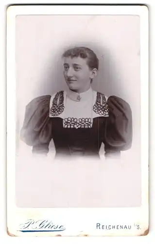 Fotografie P. Gliese, Reichenau i /S, Portrait junge Dame im modischen Kleid