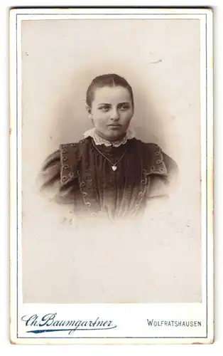 Fotografie Chirstoph Baumgartner, Wolfratshausen, Untermarkt 248, Portrait junge Dame mit zurückgebundenem Haar