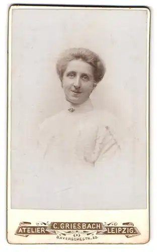 Fotografie C. Griesbach, Leipzig, Bayerschestrasse 30, Portrait bürgerliche Dame in weisser Kleidung