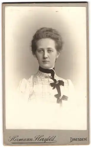 Fotografie Hermann Herzfeld, Dresden-A., Portrait junge Dame in modischer Kleidung