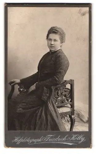 Fotografie Friedrich Kolby, Ort unbekannt, Portrait junge Dame im Kleid