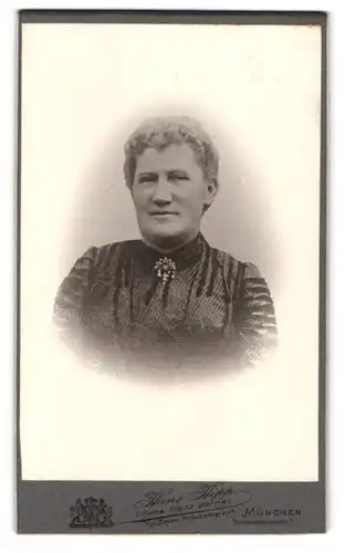 Fotografie Hans Hipp, München, Schwanthaler-Strasse 1, Portrait bürgerliche Dame mit Kragenbrosche