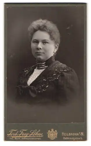 Fotografie Ferd. Frey Söhne, Heilbronn a /N., Rathausgasse 5, Portrait junge Dame im bestickten Kleid