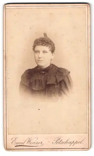 Fotografie Emil Winzer, Potschappel, Dresdner Strasse, Portrait junge Dame im Kleid mit Kragenbrosche