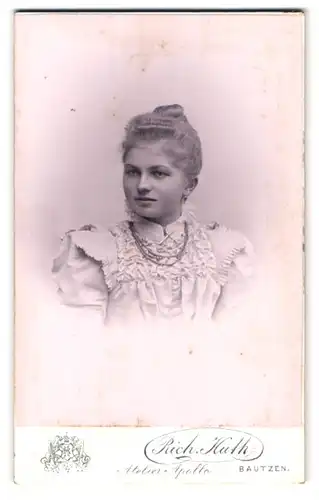Fotografie Rich. Huth, Bautzen, Gickelsberg & Schülergasse, Portrait junge Dame im Kleid mit Halskette