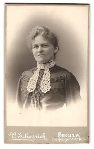 Fotografie V. Scheurich, Berlin-W., Leipzig-Strasse 106, Portrait junge Dame mit Spitzenkragen