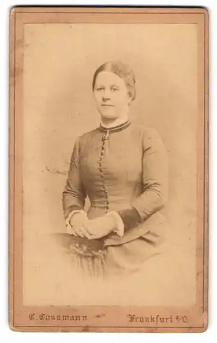 Fotografie C. Cossmann, Frankfurt an der Oder, Tuchmacherstrasse 52, schlichte Dame mit verschränkten Händen