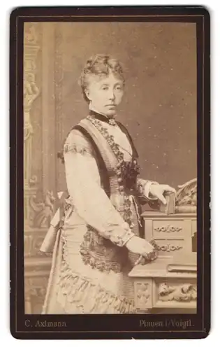 Fotografie C. Axtmann, Plauen, Oberer Graben 3, Dame in schickem Kleid