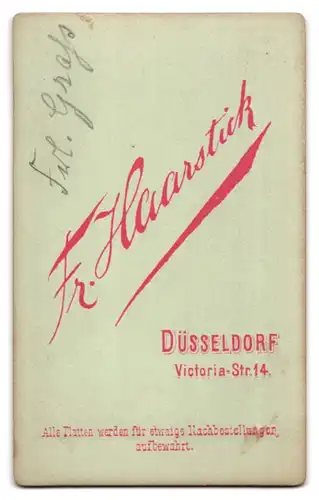 Fotografie Fr. Haarstick, Düsseldorf, Victoriastrasse 14, ältere Dame elegant auf Stuhllehne stützend