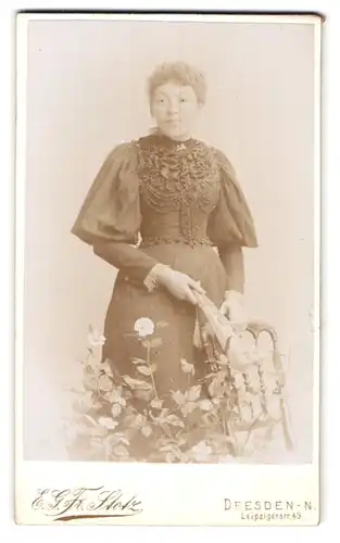 Fotografie E. G. Friedrich Stotz, Dresden, Leipzigerstrasse 40, elegante Dame in reichverziertem Kleid mit Fächer