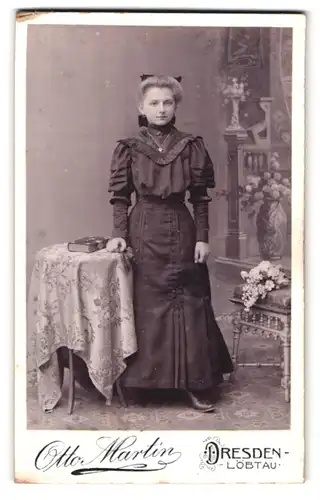 Fotografie Otto Martin, Dresden, Reisewitzerstrasse 18, hübsches junges Mädchen in elegantem Kleid