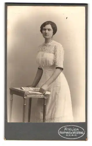 Fotografie Atelier Kaufhaus des Westens, Berlin, höchstelegante junge Dame in weissem Kleid