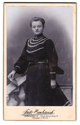 Fotografie Fritz Embruch, Dresden, König Georg-Allee 15, elegante junge Dame in schlichtem Kleid