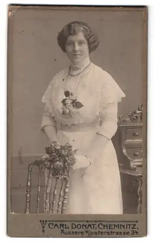 Fotografie Carl Donat, Chemnitz, Äussere Klosterstrasse 34, nette Dame in Hochzeitsaufmachung mit Blumen