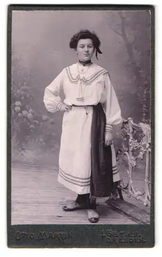 Fotografie Otto Martin, Dresden, Reisewitzerstrasse 18, adrettes junges Mädchen gekonnt posierend