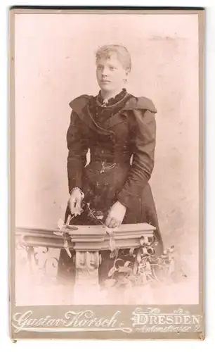 Fotografie Gustav Karsch, Dresden, Antonstrasse 2, junge Frau in schwarzem Kleid